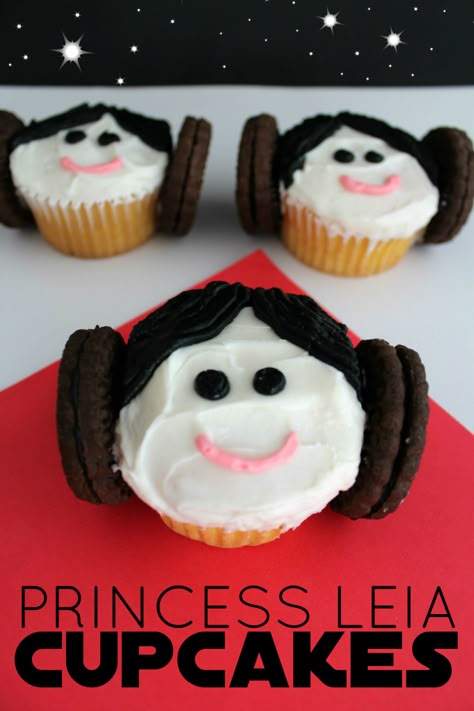 These Star Wars Princess Leia Cupcakes are super cute to make and tons of fun to eat!  A fun way to celebrate the new movie Star Wars The Force Awakens! Star Wars Essen, Star Wars Dessert, Star Wars Party Food, Star Wars Cupcakes, Star Wars Theme Party, Star Wars Food, Cupcake Wars, Star Wars Princess Leia, Star Wars Cake