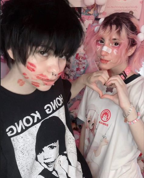 Emo Bf And Uwu Gf, Emo And Pink Couple, Emo And Soft Couple, Emo And Kawaii Couple, Emo Boy And Soft Girl Couple, Emo And Soft Girl Couple, Goth Guy, Dark Decora, Emo Couples