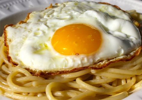 Sunday Pasta® Recipe: Spaghetti con L'uovo Fritto (Fried Egg) Sunday Pasta, Pasta Spaghetti, Cheese Spaghetti, Cheese Sauce Recipe, Wine Pairings, Crave You, Vegetarian Pasta, Spaghetti Pasta, Food Website