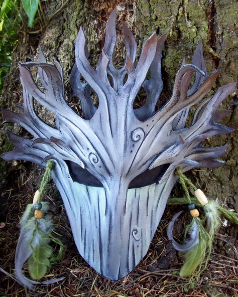 Serial Killer uses this mask to make Police think the killer is Native American. Creepy Masks, Wood Elf, Nature Spirits, Leather Mask, 다크 판타지, Cool Masks, Masks Art, Masks Masquerade, Fantasy Armor