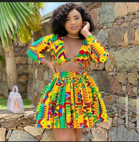 Looking for a kente outfit style to try, this simple kente two-piece outfit must try kente design. #kentestyle #kentedress #kentetwopiece #latestkentestyle #trendyafricanstyle #trendykentestyle Tops African Print, Tops Ankara, African Skirt Outfit, Ankara Blouses, African Traditional Wear, Ankara Tops, African Print Tops, Style Africain, African Skirts