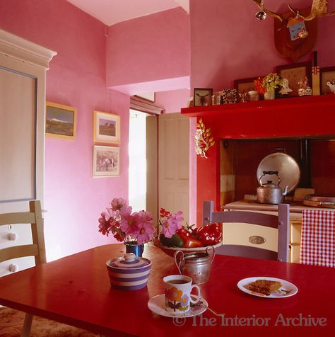 This kitchen is painted in a fresh pink with a bright red kitchen table and mantelpiece Kitchen Ideas Red, Red Kitchen Tables, Light Pink Walls, Pink Cottage, Red Cottage, Bathroom Red, Casa Vintage, Bedroom Red, Simple Furniture