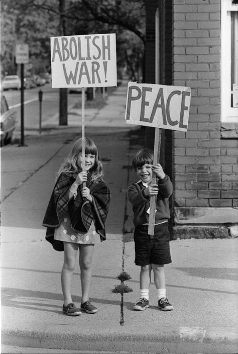 World Peace Aesthetic, 60s Protest, Peace Protest, Peace Images, Peace Poster, Arte Grunge, Hippie Culture, Protest Signs, Peaceful Protest