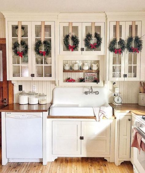 Farmhouse Christmas Kitchen, Kitchen Christmas, Christmas Decoration Ideas, Easy Christmas Decorations, Christmas Kitchen Decor, Indoor Christmas Decorations, Indoor Christmas, Decoration Inspiration, Primitive Christmas