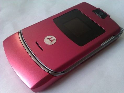 The hot pink Motorola Razr, aka the coolest thing in school. | 23 Things That Were Cool In 2005 But Definitely Aren't Now Motorola Flip Phone, T Mobile Phones, Collage Des Photos, Little Britain, Motorola Razr, New Mobile Phones, Vintage Phones, Ipod Nano, Old Phone