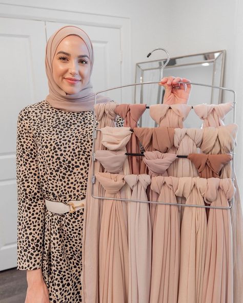 withloveleena on Instagam #hijabi #hijabfashion #hijaborganization #modestdress #modest Leena Snoubar, Hijab Designs, Hijab Style Tutorial, Modern Hijab Fashion, Stylish Hijab, Hijabi Outfits Casual, Scarf Women Fashion, Hijab Scarf, Muslim Fashion Outfits