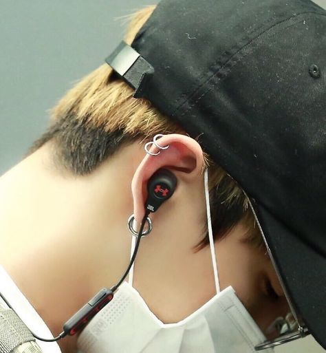 Wallpaper Ear, Double Helix Piercings, Helix Piercings, Double Helix, Helix, Come Back, Jeon Jungkook, Ear Piercings, Piercings