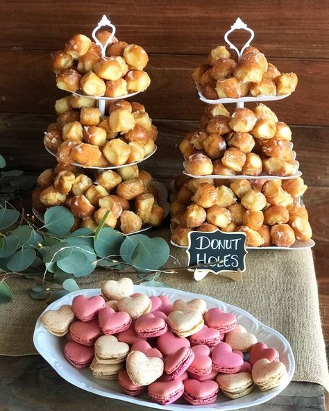 Donut Hole Wedding Display, Donut Holes Wedding, Donut Hole Display, Macaroon Display Ideas, Donut Holes Display, Grad Brunch, Doughnut Tower, Dessert Donut, Engagement Brunch