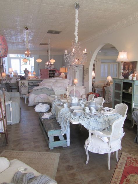 24 Homes: Rachel Ashwell Store LA / Rachel Ashwell winkel LA Rachel Ashwell Shabby Chic Couture, Shabby Chic Decor Living Room, Shabby Chic Decor Bedroom, Rachel Ashwell Shabby Chic, Shabby Chic Wall Decor, Cottage Shabby Chic, Estilo Shabby Chic, Shabby Chic Living, Simply Shabby Chic