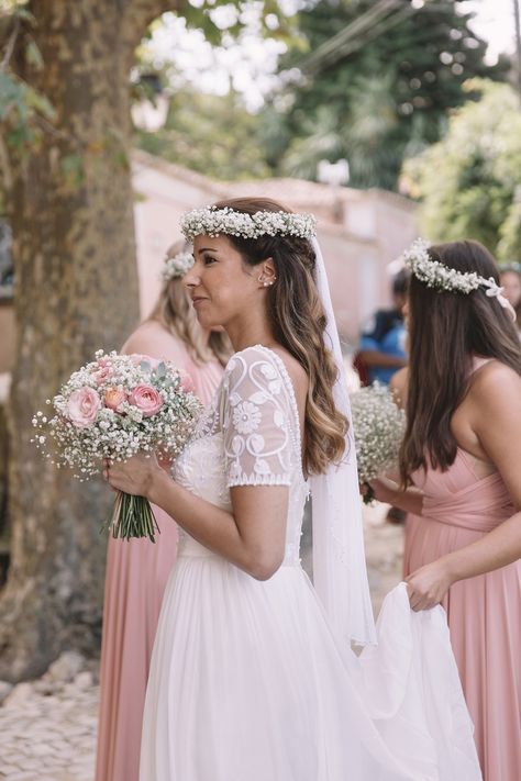 Hilltop Wedding, Bridesmaid Hair Curly, Country Flower Girls, Short Bride, Gypsophila Flower, Crown Images, Bridal Bouquet Peonies, Bridal Sarees South Indian, White And Pink Roses