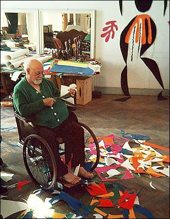 Henri Matisse at work on new projects in 1953, when he was 83. Matisse Drawing, Matisse Paintings, Istoria Artei, Pierre Bonnard, Camille Pissarro, Matisse Art, Paul Cezanne, Paul Gauguin, Pierre Auguste Renoir