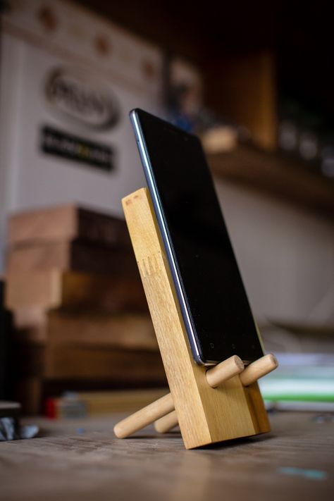 DIY phone holder using scrap wood. Wooden Cell Phone Stand, Wood Cell Phone Holder Diy, Cellphone Holder Diy Phone Stand, Iphone Stand Diy, Phone Stand Diy Wooden, Cell Phone Holder Diy How To Make, Diy Wood Phone Stand, Support Telephone Diy, Phone Stand Diy