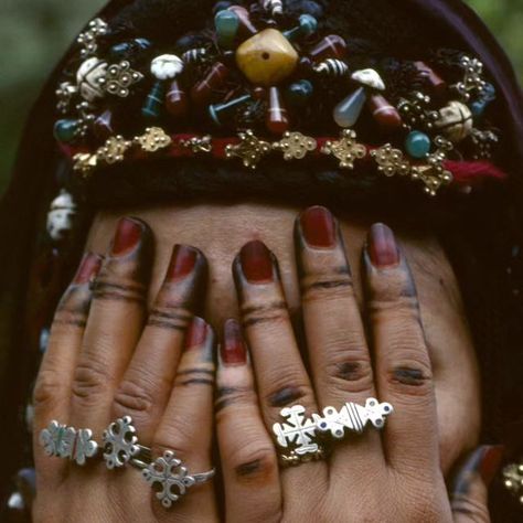 African Women Archive on Instagram: "*Mauritania* 1984 published in Angela Fisher's book - Africa Adorned.

A Mauritanian woman decorated with jewellery. Although Mauritanian jewellery varies in design according to the region, soldered beads of pyramid and rhomboid shape are used in ornaments throughout Mauritania. Smiths in the Boultilimit area traditionally combine ebony and gazelle horn with silver to make pendants, bracelets, and prayer bead necklaces worn by the Marabout and nobility.
.
.
.
.
.
.
.
.
.
.
.
.
#mauritania
#Mauritanian
#amazigh 
#jewellery 
#silversmith 
#Africa
#westernafrica
#africanwomen
#nouakchott
#nouadibou" African Jewelry Traditional, African Ornaments, Gazelle Horns, African Necklace, Bead Necklaces, African Beads, African Jewelry, African Women, In Design