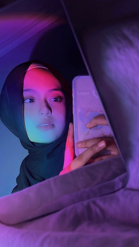 Hijab Pfp, Pretty Phone Backgrounds, Fake History, Fesyen Islam, Hijab Teen, Ootd Poses, Muslimah Outfit, Curly Hair Photos, Muslim Style