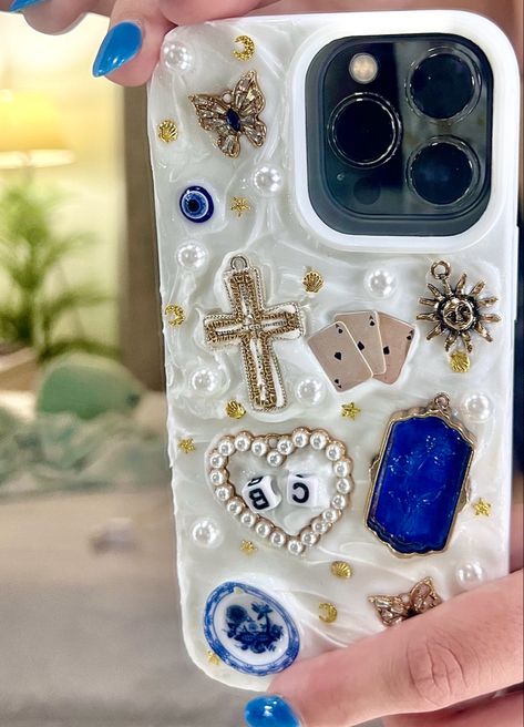 Diy Junk Phone Case, Costumized Phone Case, Charm Phone Cases Diy, Plaster Phone Case, Charms Phone Case, Diy Case Ideas, Diy Phone Case Charms, Phone Case Charms Diy, Air Dry Clay Phone Case