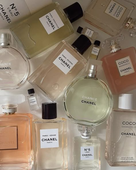 Chanel Perfume Collection, Chanel N5, Koleksi Parfum, Chanel Mademoiselle, Apartment Vibes, Rich Aesthetic, Aesthetic Edits, Chanel Perfume, Chanel Beauty