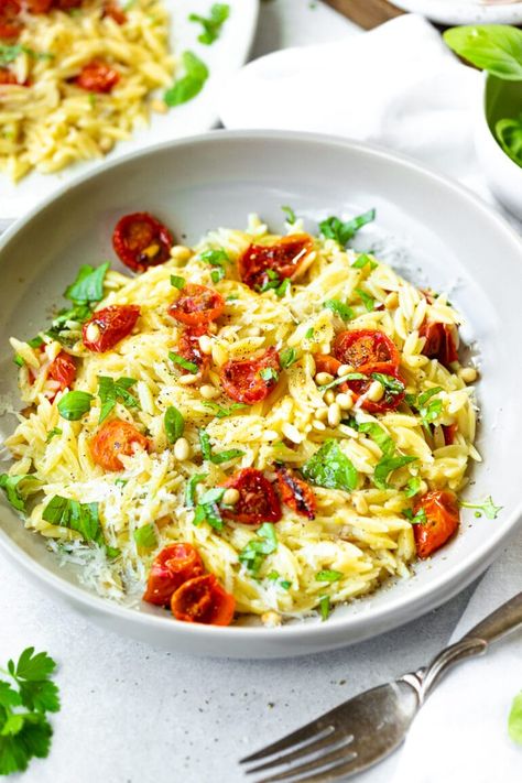 I love the combination of roasted garlic, tomatoes, and fresh basil all together with perfectly cooked orzo pasta! #orzo #orzorecipe #summerrecipe Tomato Basil Orzo, Roasted Garlic And Tomatoes, Basil Orzo, Easy Orzo, Shrimp Orzo, Orzo Recipe, Tomatoes On Toast, Healthy Chicken Parmesan, Oh Sweet Basil