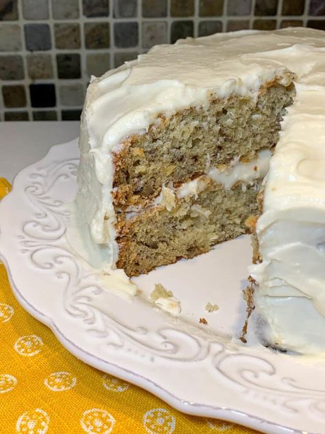 Delicious Banana Cake with Walnuts Banana Cake With Buttermilk, Cake With Buttermilk, Banana Nut Cake, Banana Walnut Cake, Banana Cake Recipe Easy, Chocolate Banana Cake, Nut Cake, Banana Walnut Bread, Buttermilk Recipes