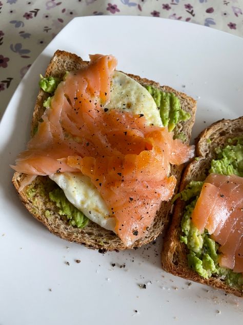 Smoked Salmon Avocado Toast, Salmon And Avocado Toast, Smoked Salmon Toast, Salmon Toast, Smoked Salmon And Eggs, Elegant Food, Bakery Foods, Food L, Healthy Lifestyle Food