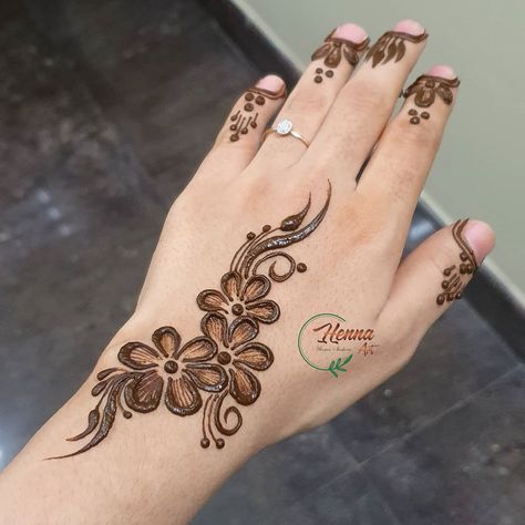 #mehandidesigns #heenadesigns #simplemehandidesigns #bridalmehandidesigns #gulfmehandi #arabicmehandi Mehndi Designs Simple And Easy, Arabic Mehndi Designs For Hands, Henna Easy, Easy Mehendi, Simple Arabic Mehndi, Simple Mehendi Designs, Simple Arabic Mehndi Designs, Tato Henna, Mehndi Designs For Kids