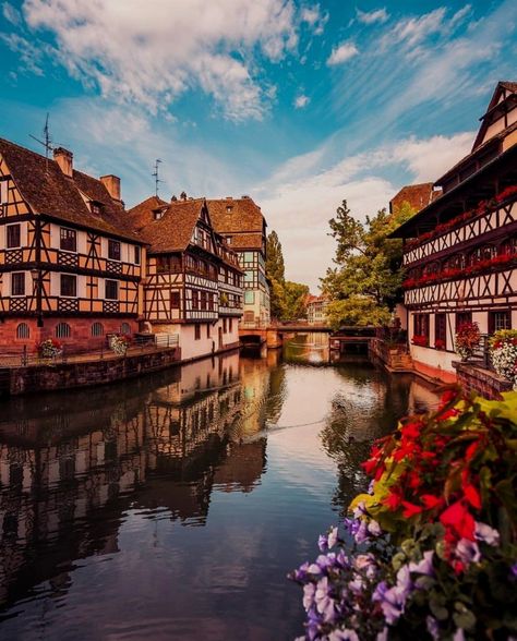 image Vila Medieval, Hohenzollern Castle, Education Science, Strasbourg France, Grand Est, Neuschwanstein Castle, Travel Locations, Calm Water, Adult Education