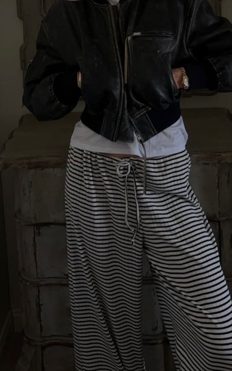 Black Pants With White Stripe Outfit, White Striped Pants Outfit, Striped Pants Outfit, Luna Montana, Stripe Pants Outfit, Montana Style, Aesthetic Pin, 2024 Style, Stripe Outfits