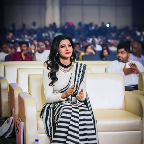 Samantha..😘🌼 Samantha Sarees, Sari Designs, Samantha Prabhu, Samantha In Saree, Saree Styling, Classic Saree, Samantha Akkineni, Samantha Wedding, Sari Design