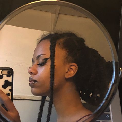 Black Nose Side Profile, Side Profile Mirror Selfie, Thick Eyeliner Looks, Locs Side Profile, Wide Nose Black Women, Hooked Nose Black Woman, Thick Black Eyeliner, Sza Makeup Nose, Alt Makeup Dark Skin