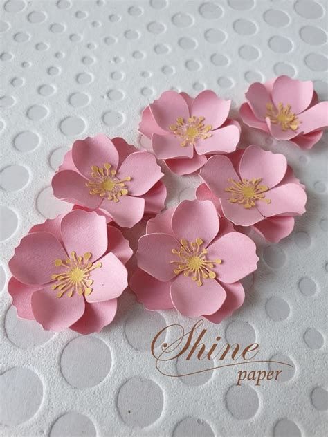 Small Flowers Craft, Small Flower Craft, How To Make Small Paper Flowers, Diy Small Paper Flowers, Small Paper Flowers Diy, 3d Flowers Paper, Small Paper Crafts, Paper Flowers Small, Simple Paper Flowers