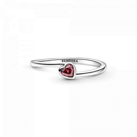 Pandora Stackable Rings, Heart Solitaire Ring, Pandora Red, Romeo Und Julia, Pandora Rings, Golden Trio, Jewelry Lookbook, Dream Jewelry, Pretty Jewellery