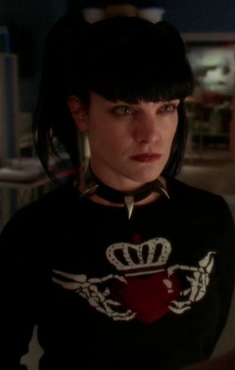 Love Abby Sciuto's shirt from S03E19 "Iced." Abby Ncis Aesthetic, Abby Ncis Outfits, Abby Sciuto Aesthetic, Abby Sciuto Outfits, Ncis Abby Sciuto, Abby Ncis, Abby Core, Pauley Perette, Ncis Abby