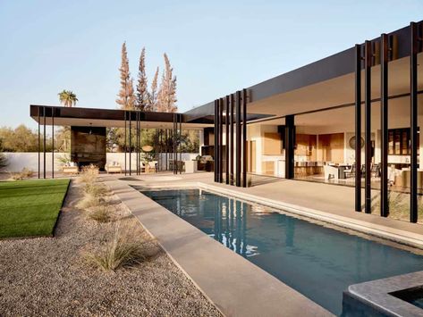 This spectacular courtyard style house celebrates beauty of Arizona desert Big Luxury Houses Mansions, Big Luxury Houses, Houses Mansions, Sunken Fire Pits, Paradise Valley Arizona, Triangle House, Modern Courtyard, Luxury Houses Mansions, Modernist House