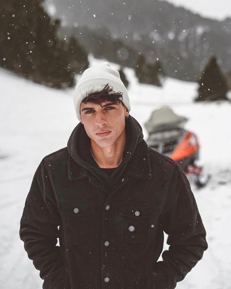 Snow Poses For Instagram Men, Mountain Photo Ideas, Winter Couple Pictures, Winter Senior Pictures, Chicos Aesthetic, Senior Photos Boys, Male Portrait Poses, Snow Photoshoot, Boy Photo Shoot