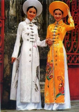 Traditional Dress Vietnam   - Explore the World with Travel Nerd Nici, one Country at a Time. http://TravelNerdNici.com Asia Travel Outfit, Traditional Chinese Clothing, Vietnamese Clothing, Vietnam Fashion, Costumes Around The World, Native Dress, Travel Clothes, National Dress, Ethnic Dress