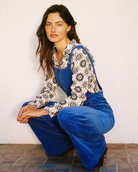 70s Overalls Outfit, 70s Overalls, Overalls Outfit Winter, 80s Inspired Outfits, Estilo Hippy, Overalls Outfit, 70s Outfits, Phoebe Tonkin, Denim Branding