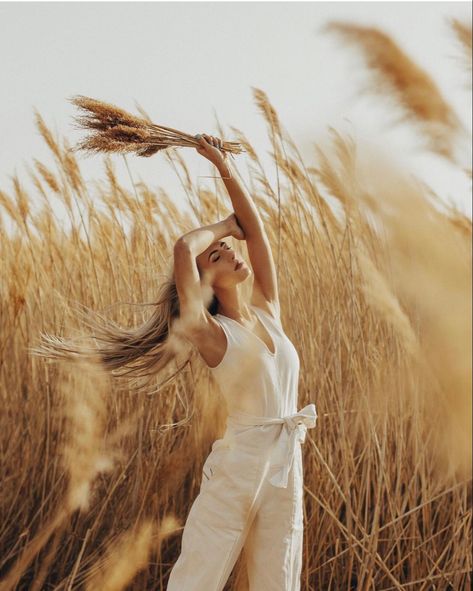 Wheat Field Photos, Cottage Core Photoshoot, Kylie Katich, Cute Senior Pictures, Female Portrait Poses, Blogger Poses, Beach Photo Session, Nature Photoshoot, Summer Photoshoot