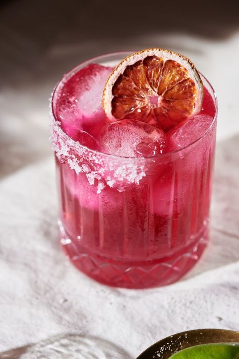 Mexican Food Night, Cactus Margarita, Cactus Recipe, Prickly Pear Fruit, Romantic Drinks, Prickly Pear Margarita, Pear Cocktails, Cocktail Recipes Whiskey, Pretty Cocktails