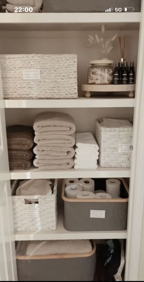 Organisation Ideas, House Organisation, Linen Closet Organization, Dream Apartment Decor, Future Apartment Decor, Decor Elements, Home Organisation, Bathroom Inspiration Decor, Apartment Decor Inspiration