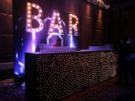 Make Shift Bar For Party, Sangeet Bar Decor, Bar Decor Ideas Party, Indoor Cocktail Party Decor, Sangeet Decoration Night Indoor, Bar Booth, Sport Bar Design, Catering Drinks, Food Counter