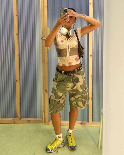 Y2k Capri Outfit, Capris Outfit Y2k, Jorts Summer Outfits, Summer Gorpcore, Capri Outfits, Streetwear Fashion Women, Todays Outfit, Summer Trends, Lookbook Outfits