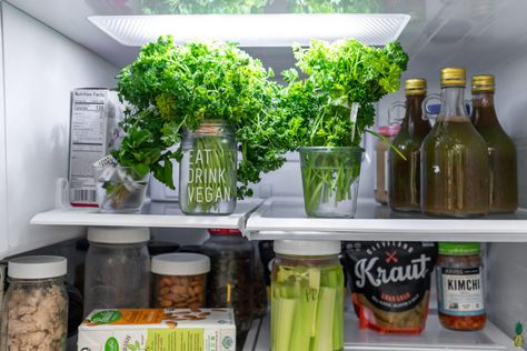 Learn how to store herbs in the refrigerator more to help them stay fresh and last longer! Plus, you get a peek into Sweet Simple Vegan's vegan fridge. #produce #storage #stasherbag #wasteless #zerowaste #vegan #sweetsimplevegan #samsung #howto #besttips #lifehacks #fridgehacks Store Herbs In Fridge, How To Store Green Beans In The Fridge, How To Store Herbs In Fridge, Vegan Fridge, Store Fresh Herbs, Storing Produce, Healthy Fridge, Storing Lemons, Veggie Ideas