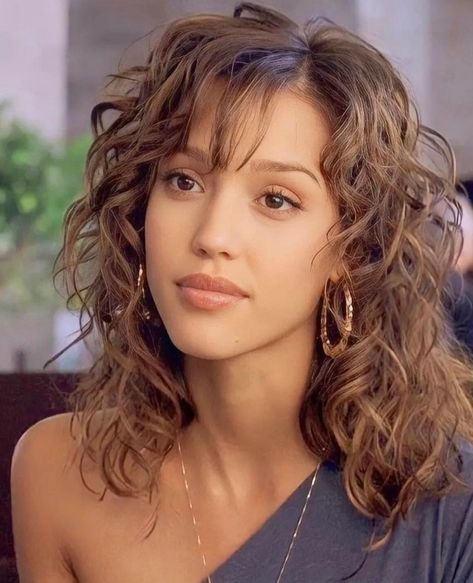 90s Latina Hairstyles, 90 Hairstyles 90s Hair, Jessica Alba 2000s, Jessica Alba Makeup, Young Jessica Alba, Jessica Alba Outfit, Jessica Alba Hair, Jessica James, Blowout Hair