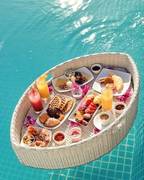 Floating Charcuterie Board Pool, Pool Breakfast, Teppanyaki Restaurants, Floating Breakfast, Bali Retreat, Breakfast Meals, Pool Birthday, Pool Birthday Party, Phu Quoc