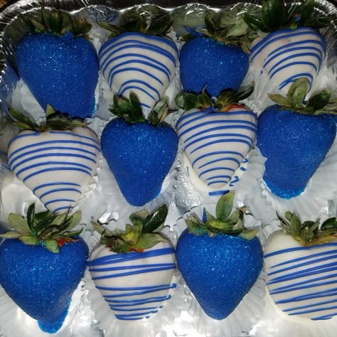 Blue chocolate covered strawberries Blue Chocolate Covered Strawberries, Blue Sweet 16, Buffet Dessert, Chocolate Covered Strawberry Recipe, Mr Onederful, Chocolate Covered Strawberries Bouquet, White Chocolate Strawberries, Strawberry Gifts, Blue Quince