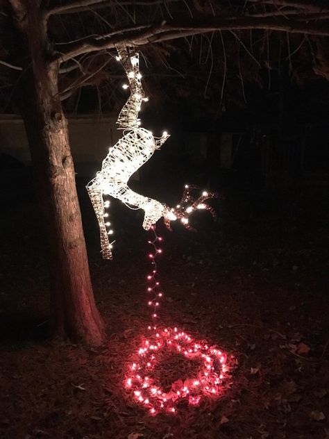 And Here Are The Absolute Funniest Christmas Decorations Ever Funny Christmas Decorations, Outdoor Christmas Decorations Yard, Christmas Lights Outside, Best Christmas Lights, Christmas Light Displays, Christmas Yard Decorations, Christmas Decorations Diy Outdoor, Xmas Lights, Cool Christmas Trees