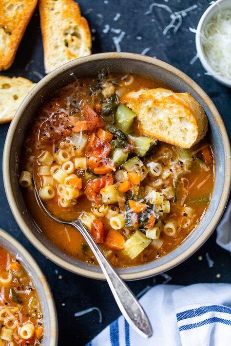 Classic Minestrone Soup Recipe, Best Minestrone Soup, Best Minestrone Soup Recipe, Italian Minestrone Soup Recipe, Soup And Bread, Vegetarian Minestrone Soup, Sopa Minestrone, Minestrone Soup Recipe, Italian Soup