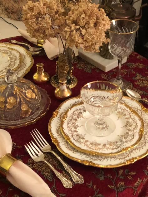 Victorian Table Setting, Fancy Table, Luxury Tableware, Dinner Table Setting, Antique Dishes, Beautiful Table Settings, Vintage Dinnerware, Food Table, Fancy Dinner