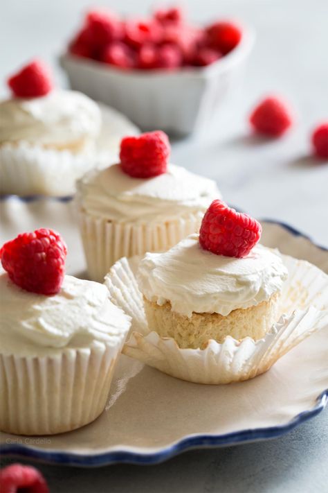 Small Batch Angel Food Cupcakes with Homemade Whipped Cream Angel Food Cake Cupcakes, Small Batch Cupcakes, Small Pastries, Pinata Cupcakes, Ww Dinners, Tube Cake, Cheesecake Cupcakes Recipe, Recipes Cupcakes, Angel Food Cupcakes