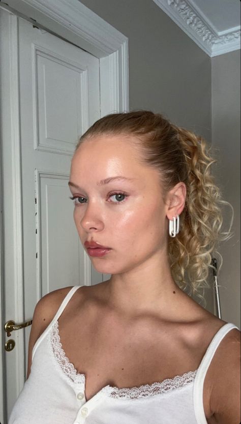 Hair Big Forehead, Hair Inspo Hairstyles, Hair Inspiration Curly, Inspo Hairstyles, Big Forehead, Face Makeup Tips, Curly Hair Inspiration, Long Wavy Hair, Hair Inspiration Color