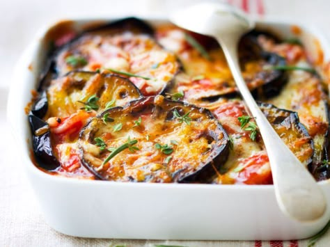 Recette Gratin méditerranéen. Ingrédients (4 personnes) : 2 aubergines, 4 tomates, 2 branches de thym... - Découvrez toutes nos idées de repas et recettes sur Cuisine Actuelle Healthy Breakfast Menu, Eggplant Recipes, Batch Cooking, Zucchini Recipes, Healthy Dinner Recipes Easy, Veggie Recipes, Healthy Cooking, Vegetable Recipes, Seafood Recipes